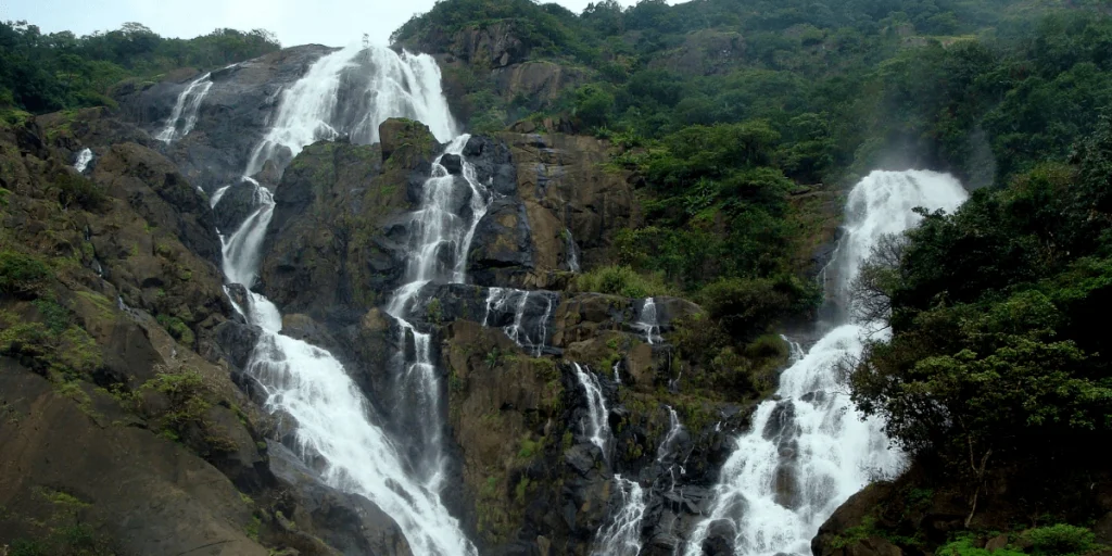 15 famous Waterfalls in goa to visit min