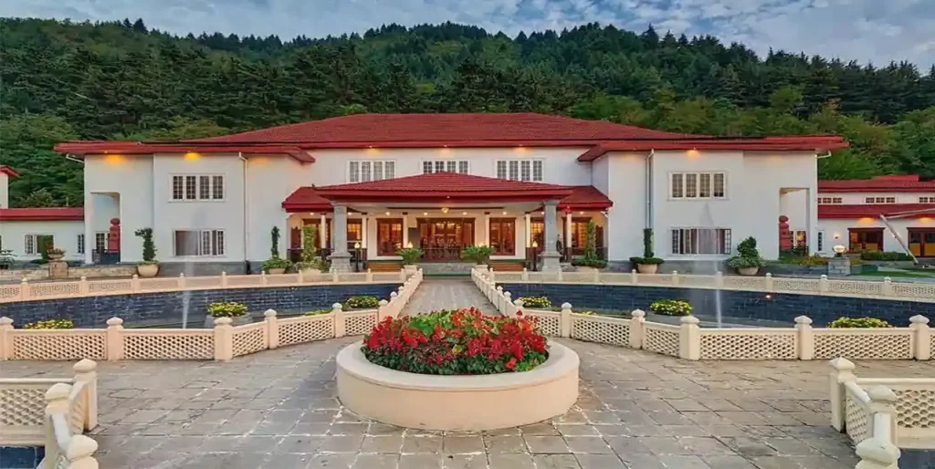 Best Four-Star Hotels in Srinagar